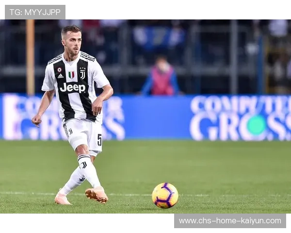 皮亚尼奇任意球绕过人墙入网，足球世界的艺术之作